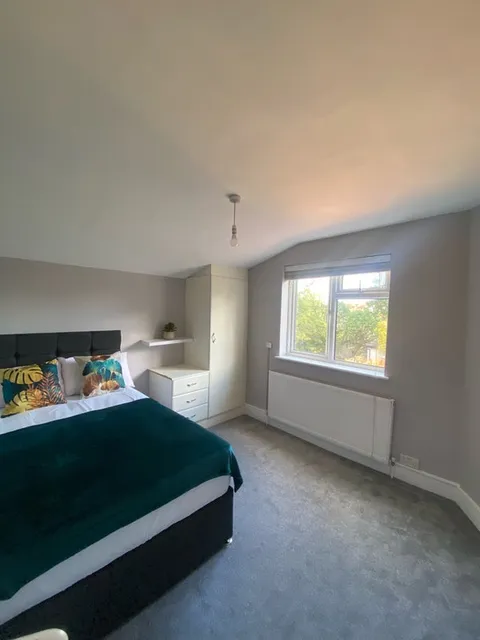 1727438565189-room 1.jpg